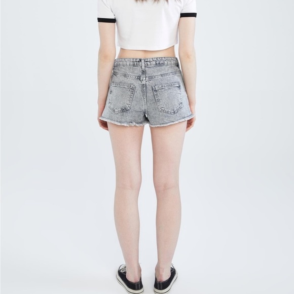 Women ripped short size 26 - Picture 3 of 4